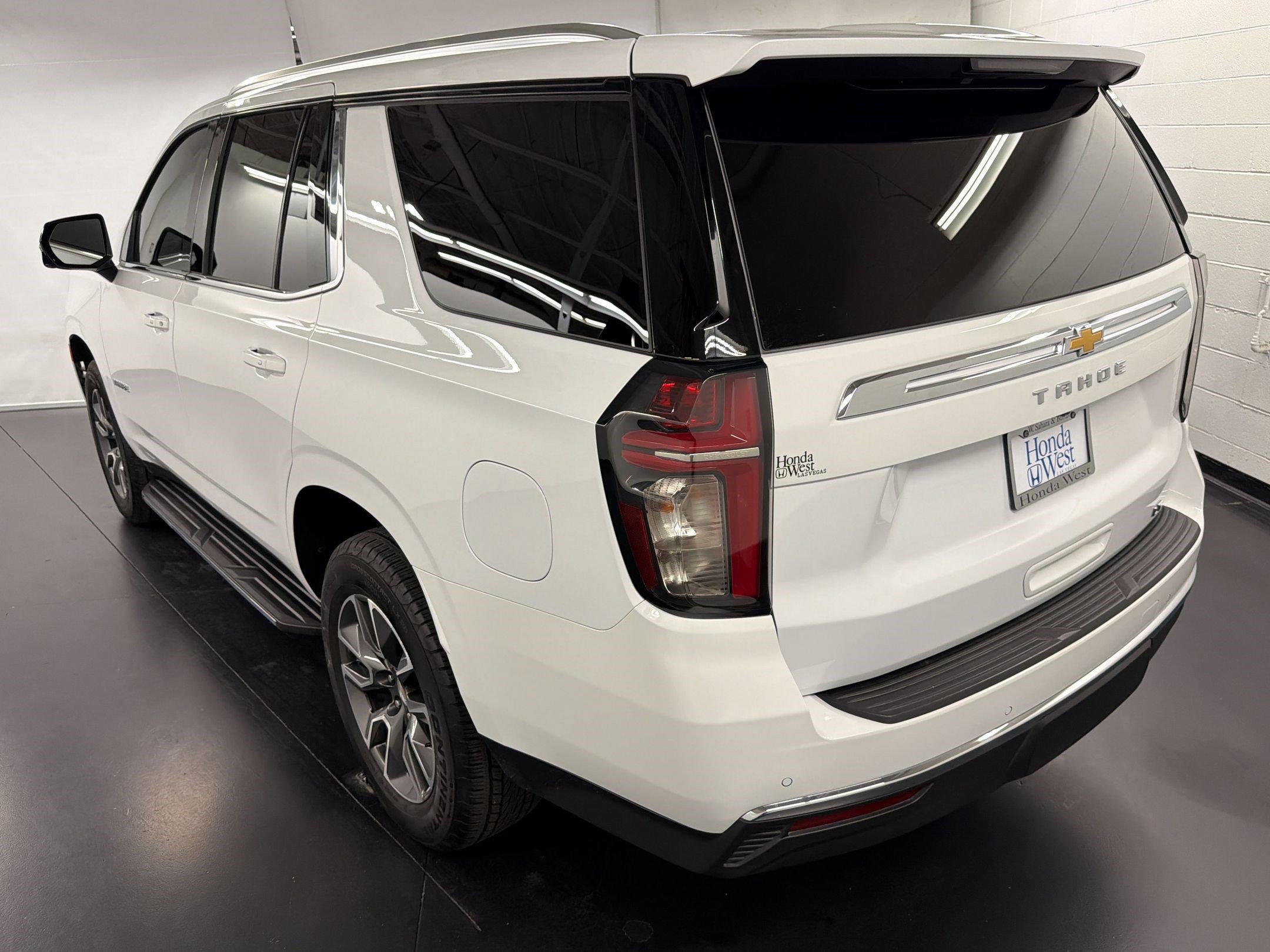 Used 2023 Chevrolet Tahoe LT w/ Luxury Package RWD image 3