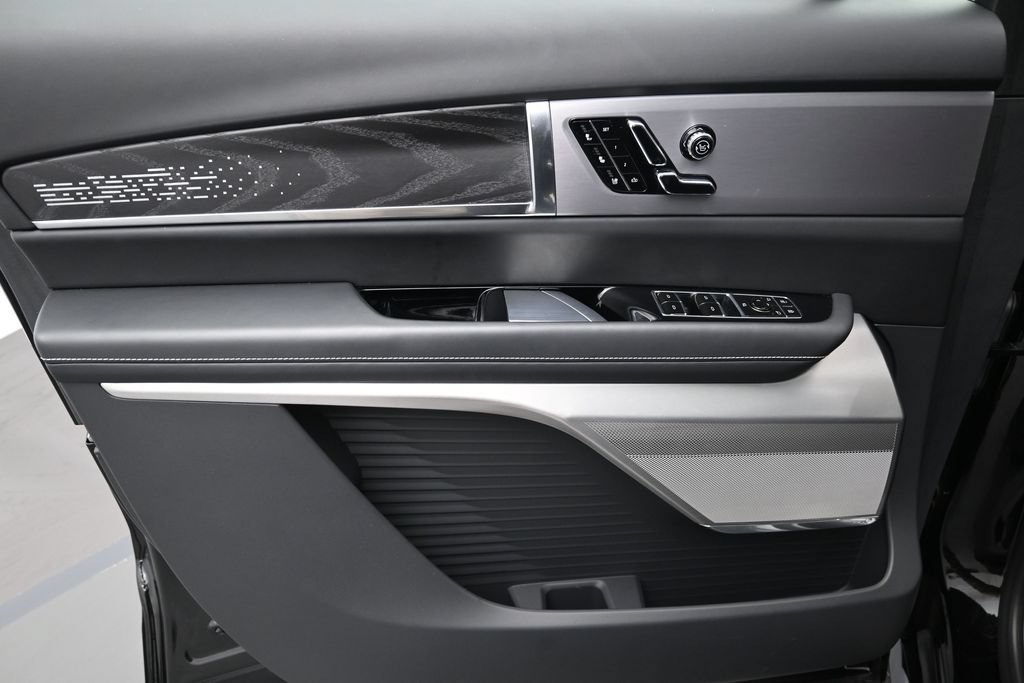 Certified 2026 Cadillac Vistiq Platinum w/ LPO, Floor Liner Package AWD/4WD image 9