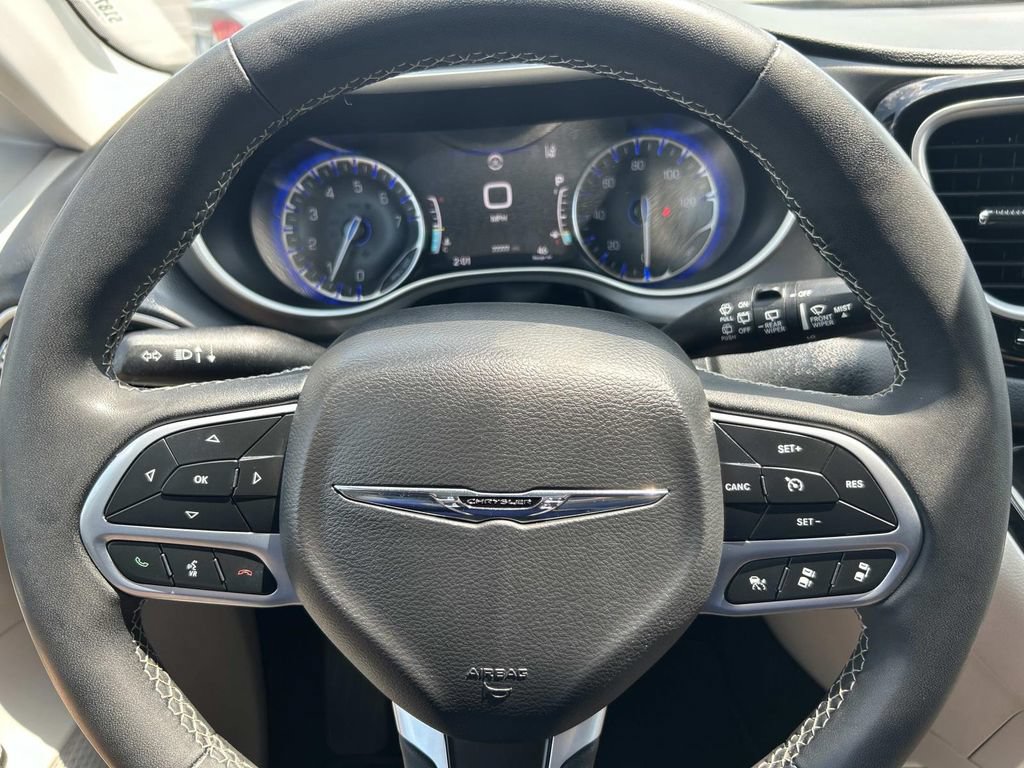 Used 2023 Chrysler Pacifica Touring-L FWD image 38