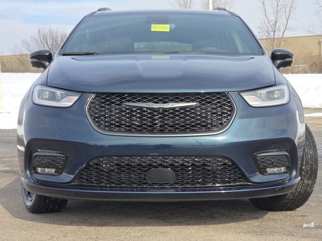 Used 2023 Chrysler Pacifica Limited w/ Uconnect Theater Family Group image 3