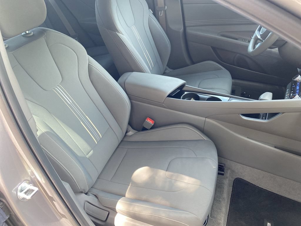 Used 2026 Hyundai Elantra SEL FWD image 31