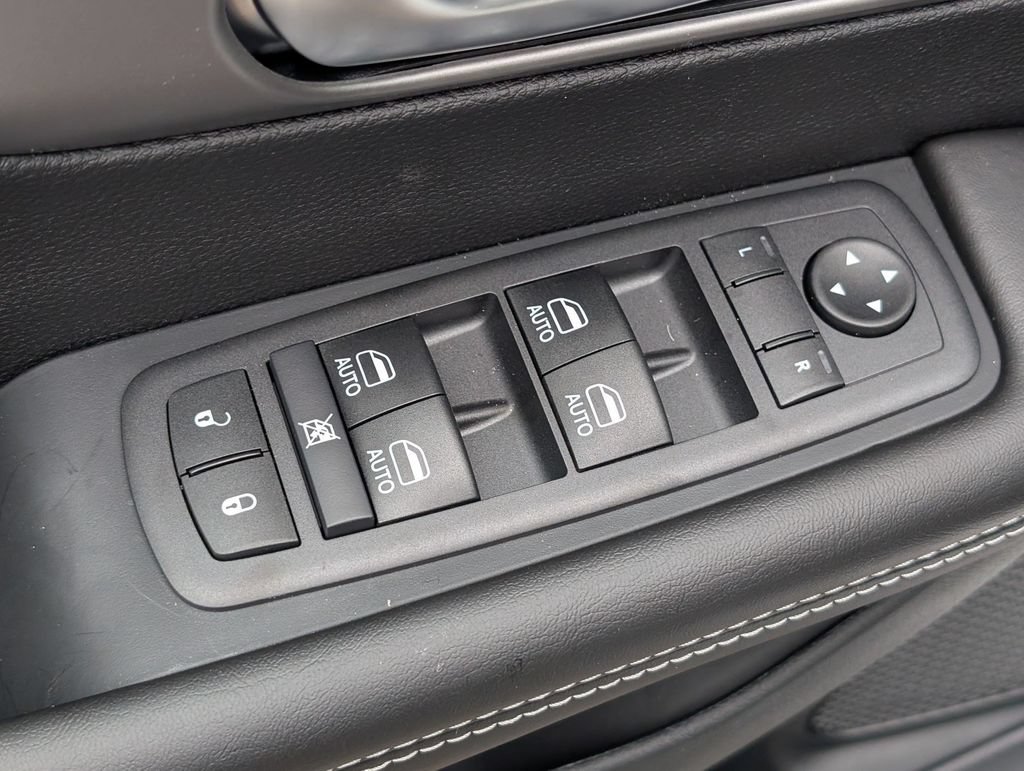 New 2027 Chrysler Pacifica Select FWD image 11
