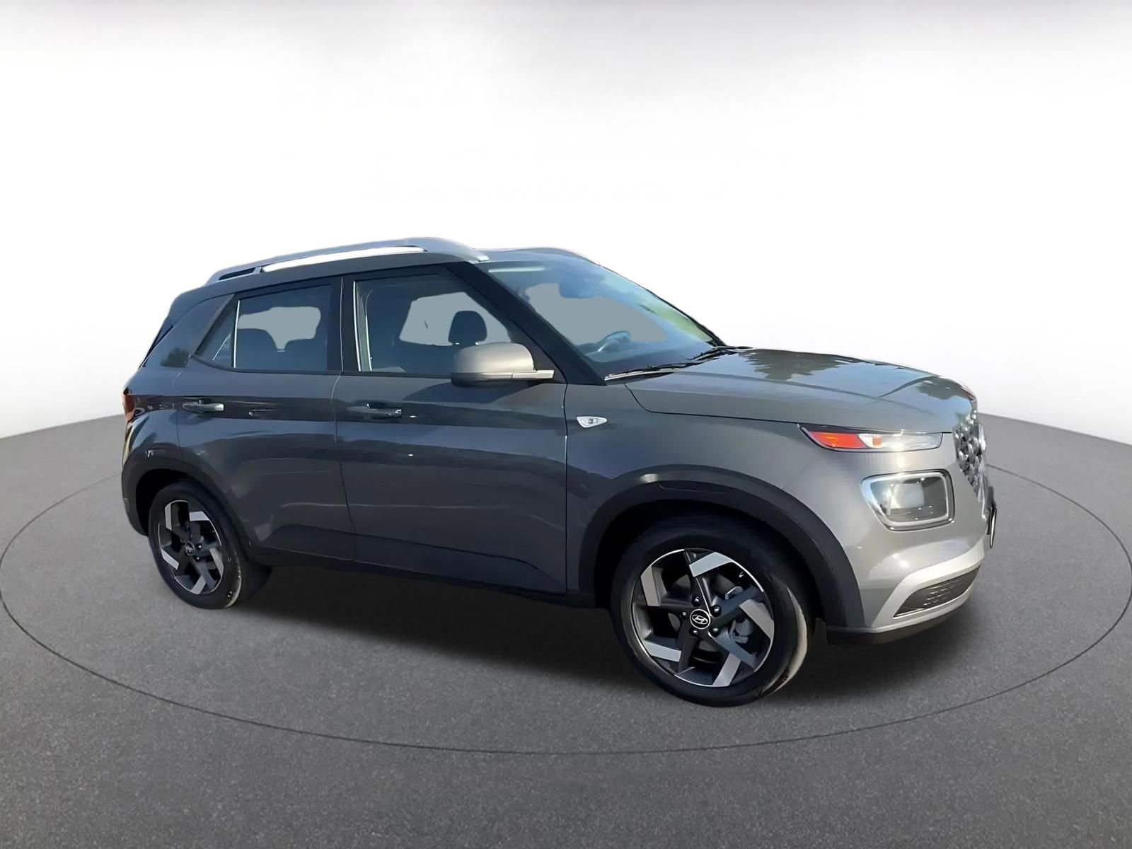Used 2025 Hyundai Venue SEL image 2