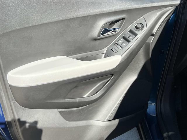 Used 2020 Chevrolet Trax LT w/ LT Convenience Package image 14