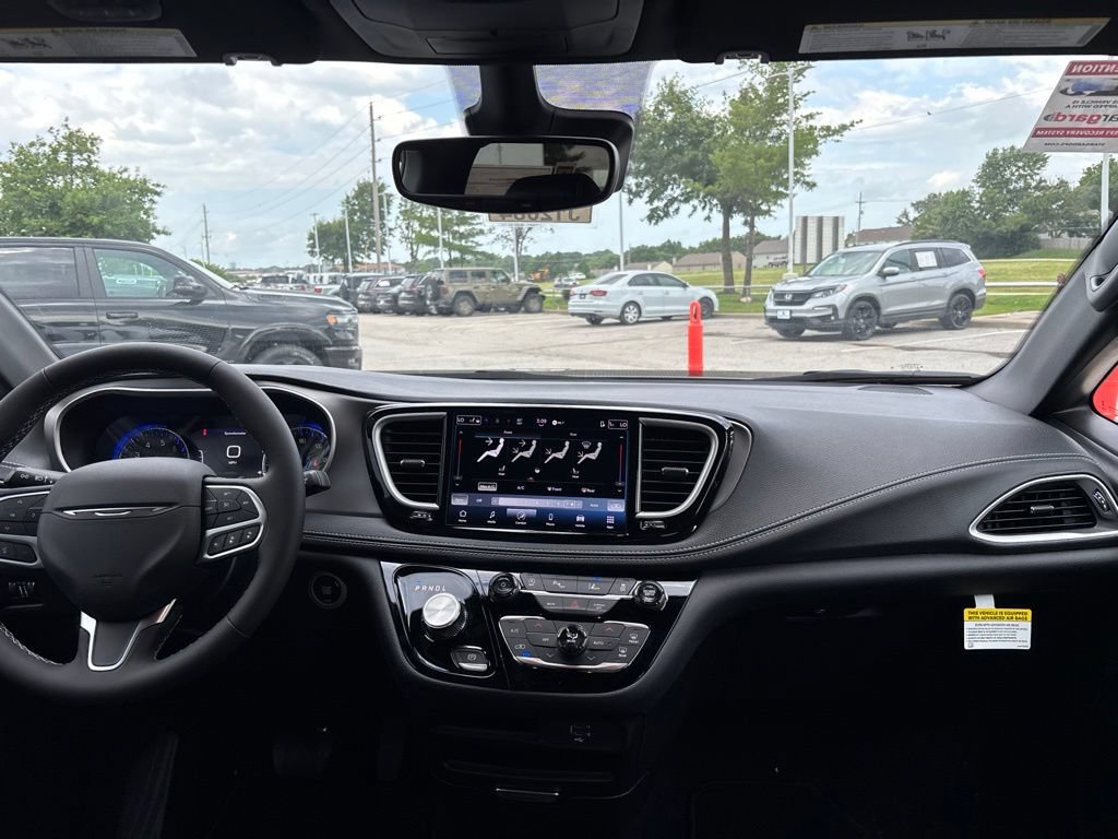 New 2027 Chrysler Pacifica Select FWD image 2