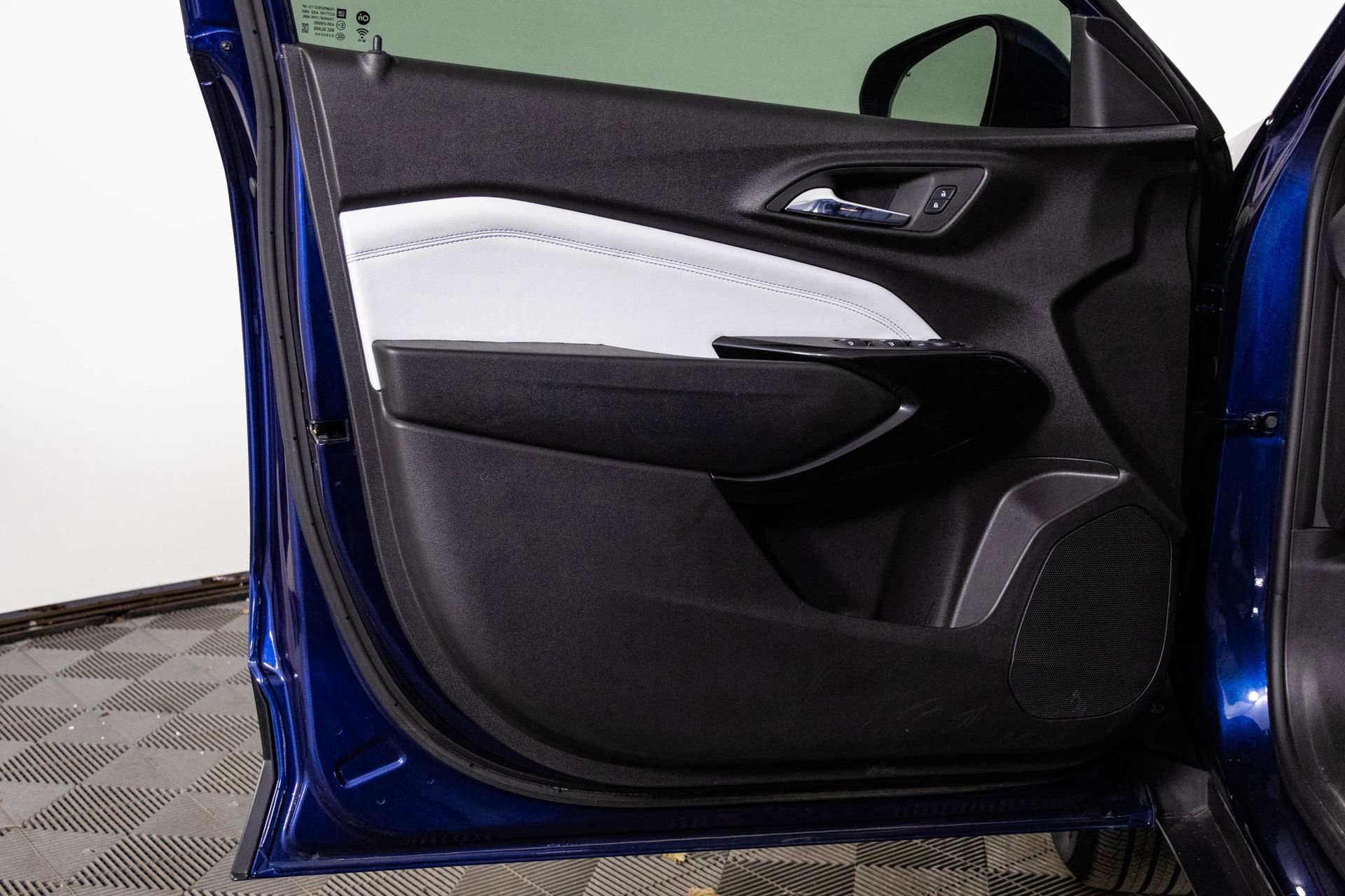 Used 2024 Chevrolet Trax LT w/ Driver Confidence Package image 32