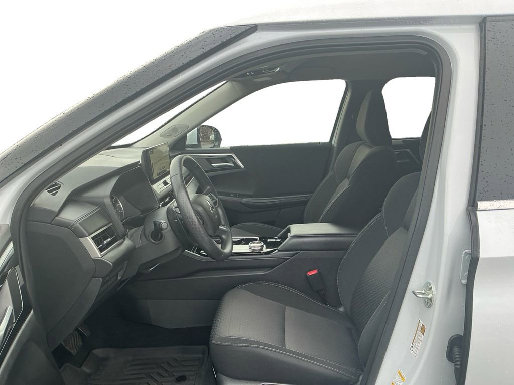Used 2025 Mitsubishi Outlander ES image 10