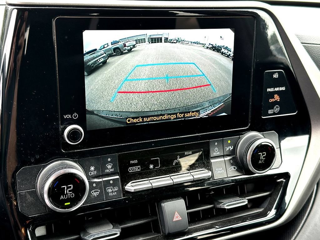 Used 2024 Toyota Highlander LE AWD/4WD image 14
