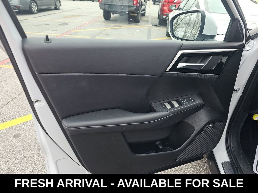 Used 2025 Mitsubishi Outlander SE image 8