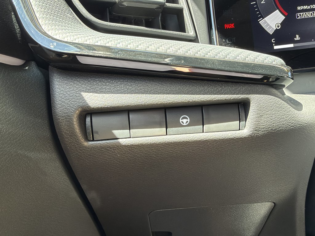 Used 2025 Nissan Kicks SR AWD/4WD image 23