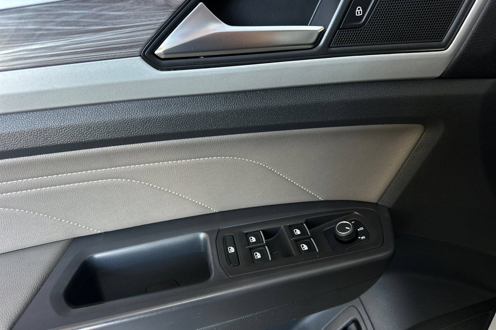 Used 2022 Volkswagen Atlas Cross Sport SE w/ Panoramic Sunroof Package FWD image 11