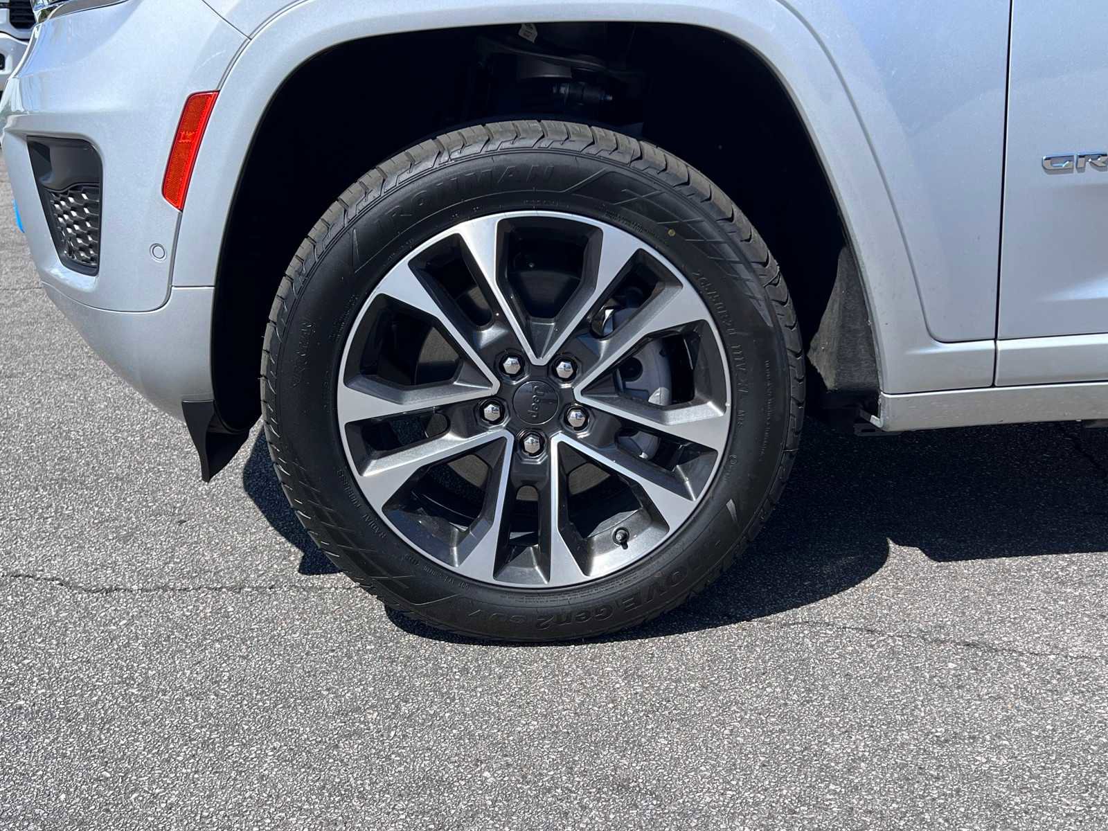 Used 2022 Jeep Grand Cherokee Overland w/ Advanced Protech Group III AWD/4WD image 37