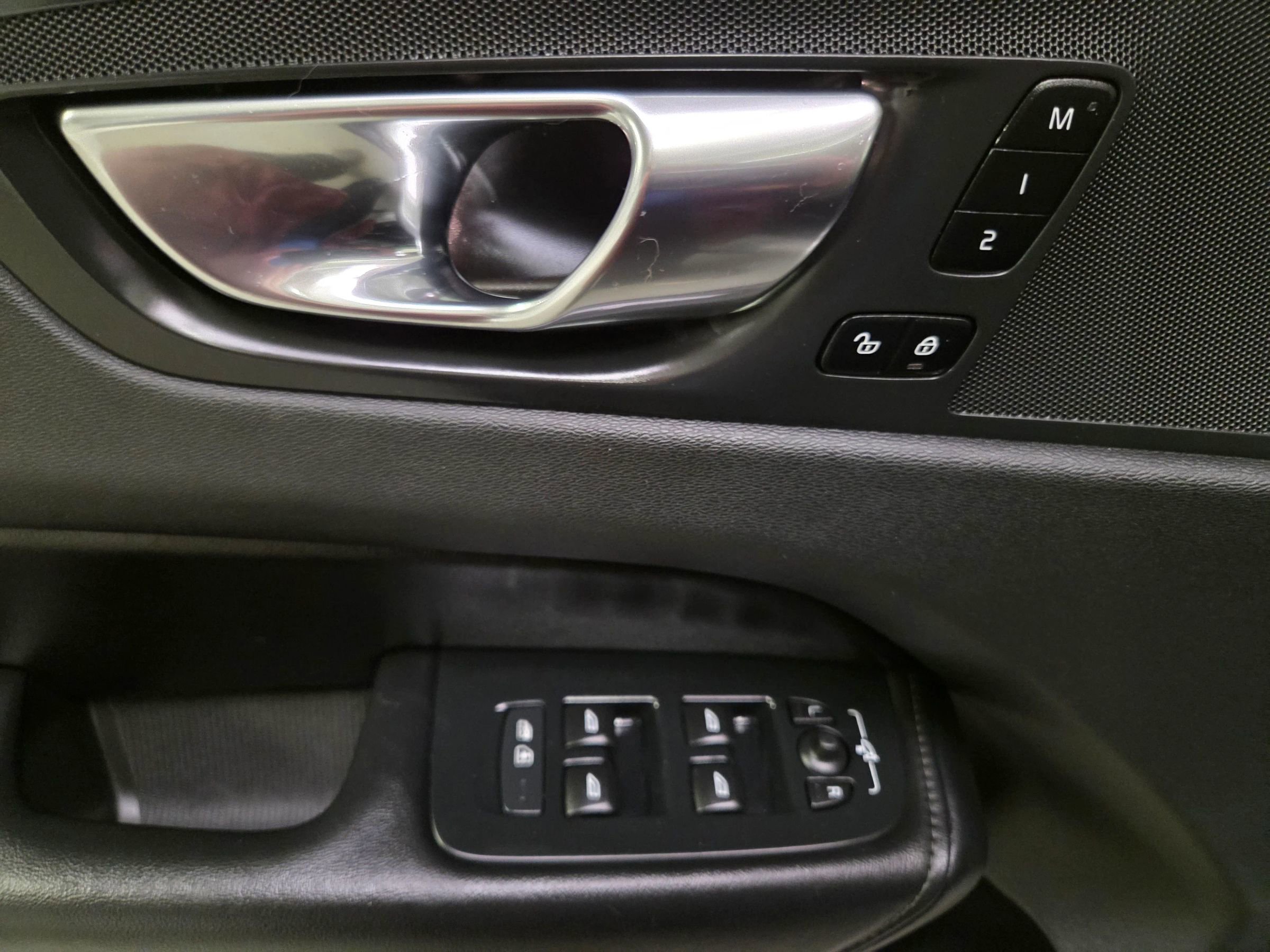 Used 2025 Volvo XC60 B5 Plus image 16