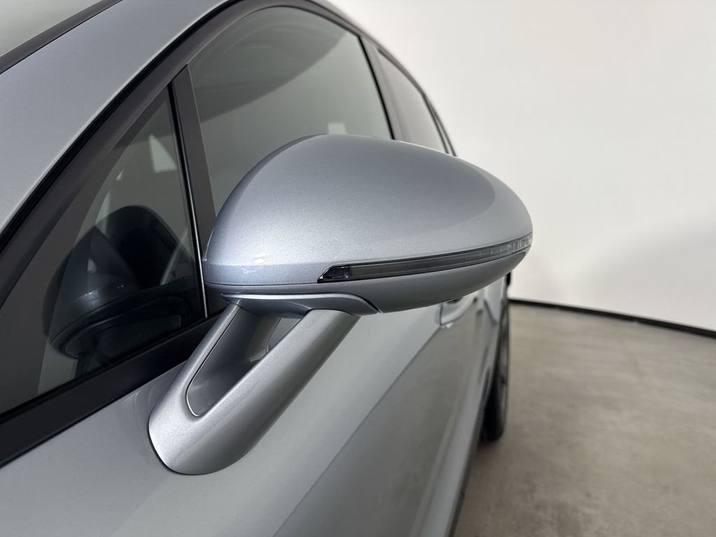 Certified 2025 Porsche Macan image 12