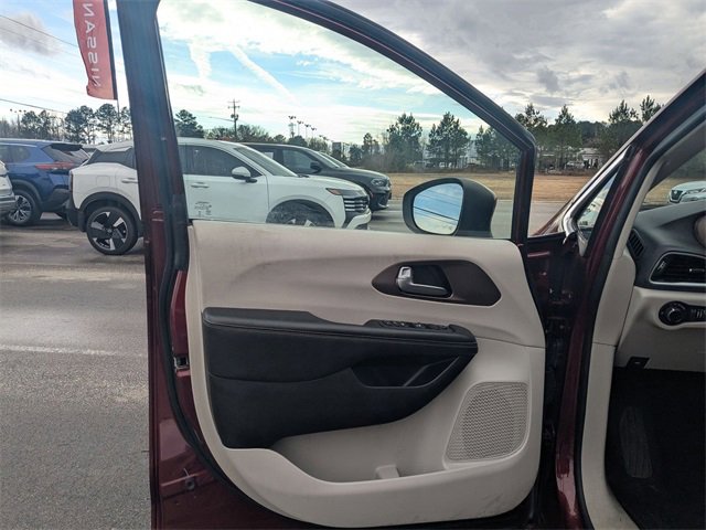 Used 2021 Chrysler Voyager Lxi image 11