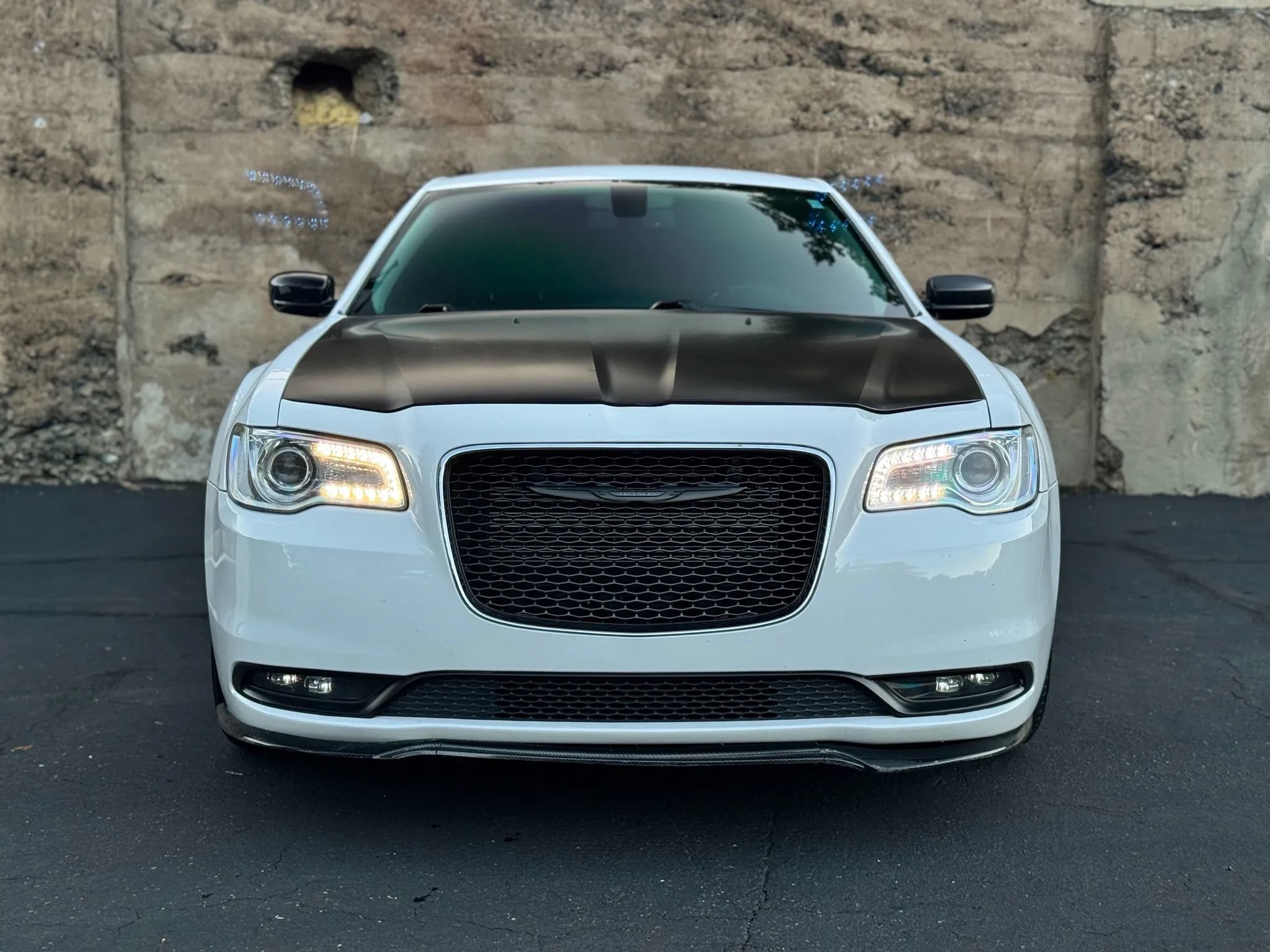 Used 2018 Chrysler 300 Limited RWD image 9