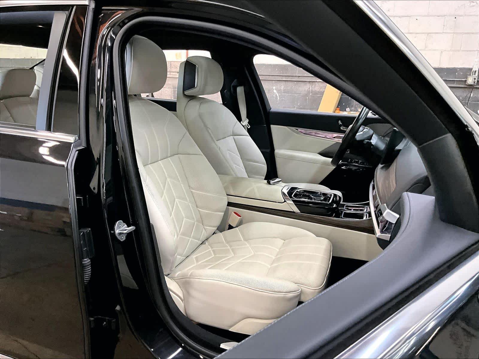 Used 2024 BMW i7 xDrive60 w/ Executive Package AWD/4WD image 10