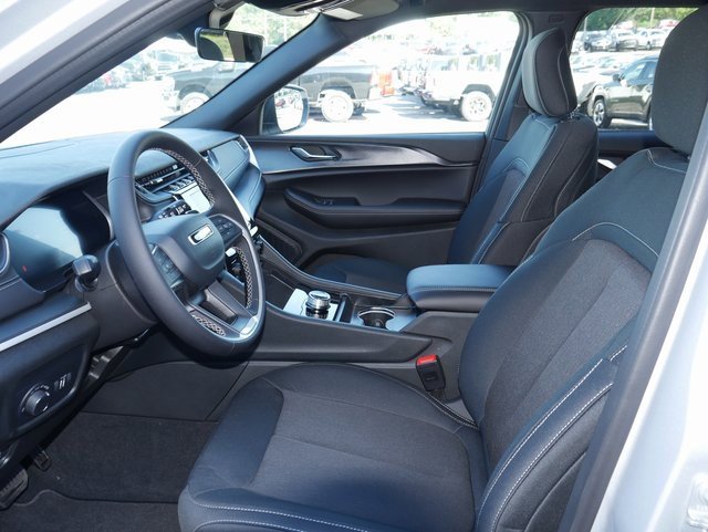 New 2025 Jeep Grand Cherokee Laredo image 2