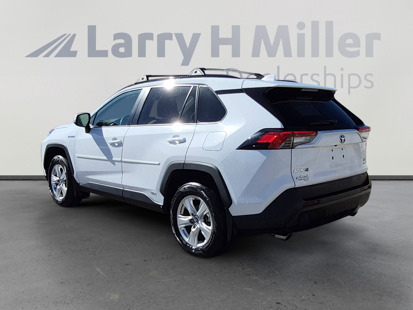 Used 2021 Toyota RAV4 XLE w/ Convenience Package AWD/4WD image 3