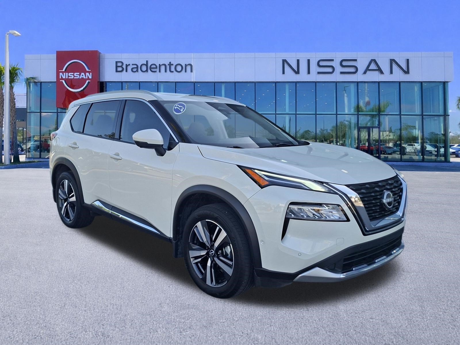 Certified 2023 Nissan Rogue Platinum w/ Platinum Premium Package FWD image 3