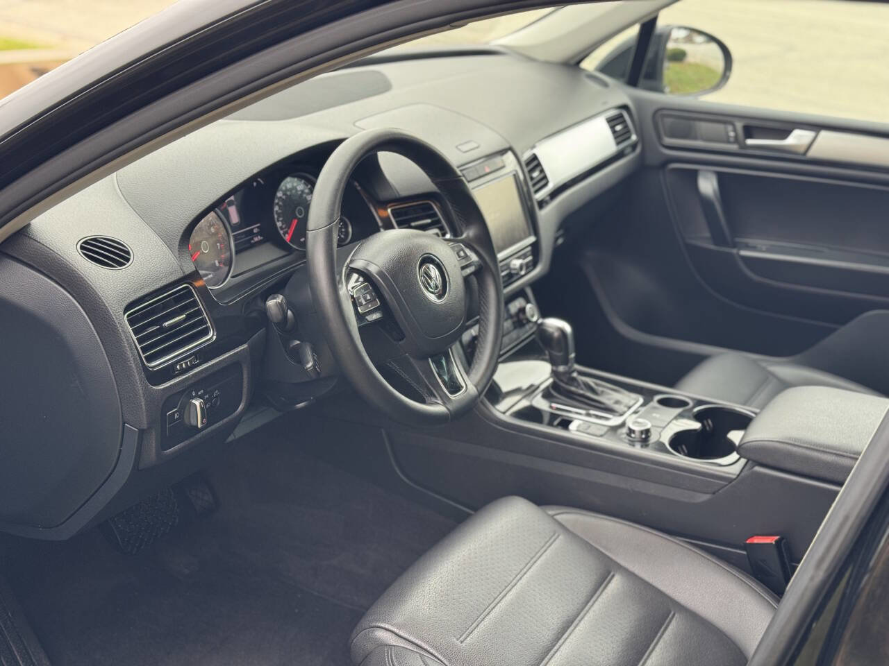 Used 2012 Volkswagen Touareg Sport image 9