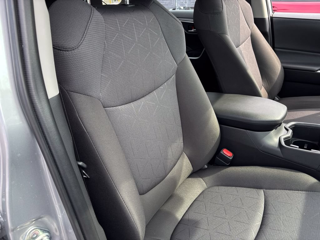 Used 2025 Toyota RAV4 XLE AWD/4WD image 33