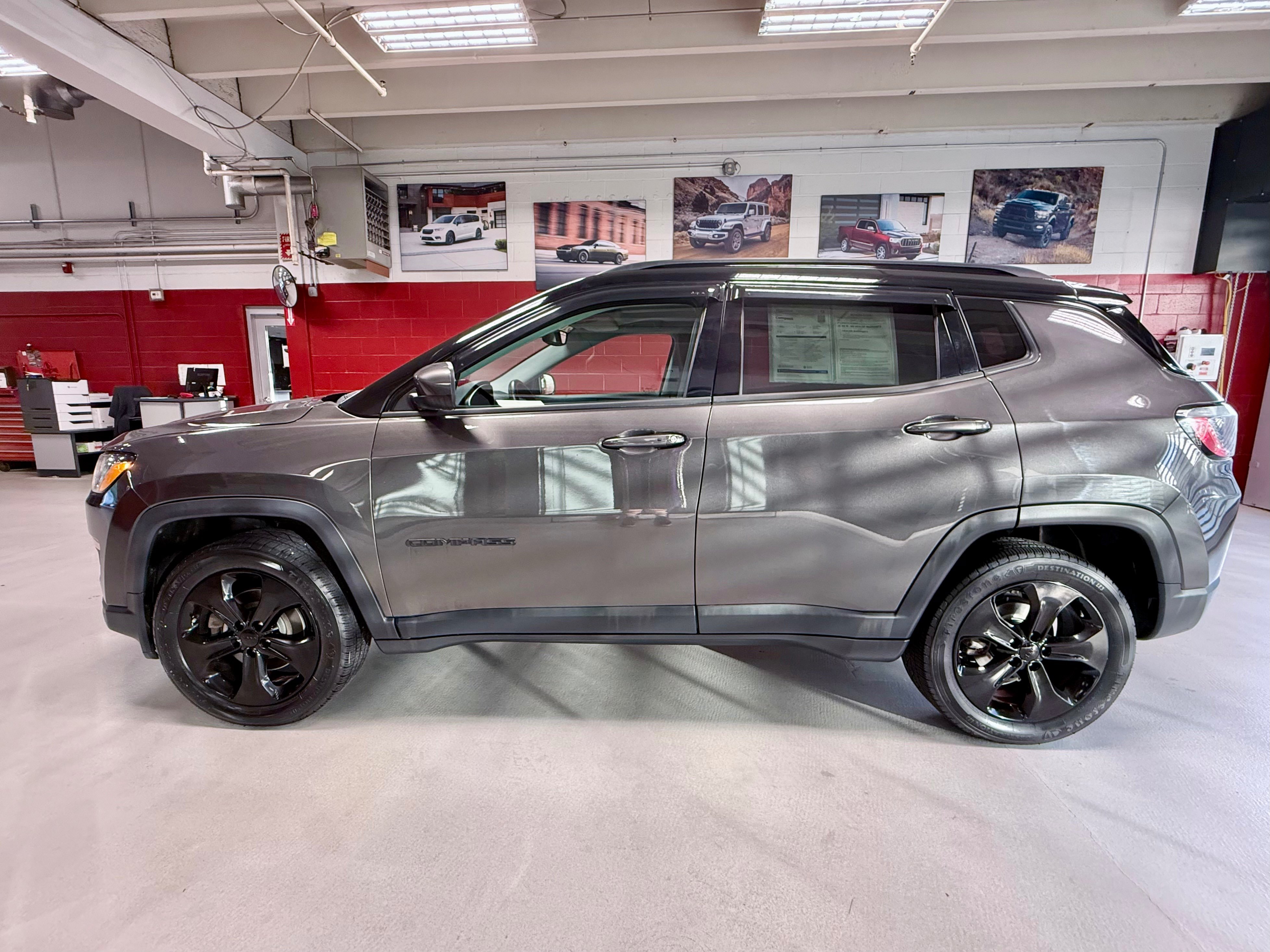 Used 2018 Jeep Compass Latitude w/ Popular Equipment Group AWD/4WD image 2