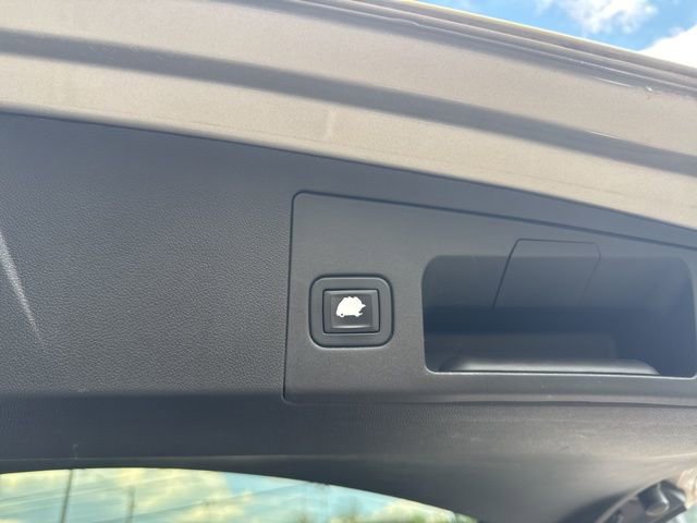 Used 2017 Cadillac XT5 Luxury w/ Driver Awareness Package image 11