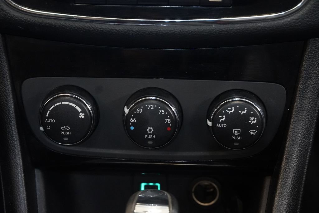 Used 2012 Chrysler 200 Limited FWD image 21
