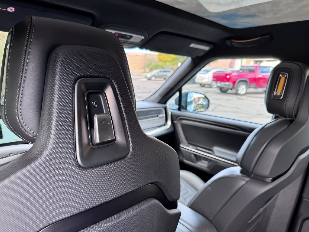 Used 2025 Rivian R1S Adventure Dual AWD/4WD image 37
