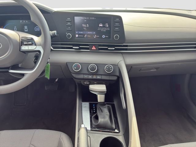 Used 2025 Hyundai Elantra SE image 16
