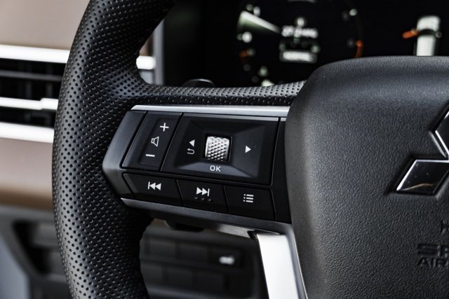 Used 2025 Mitsubishi Outlander SEL image 12