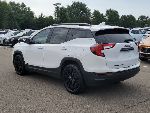 Used 2022 GMC Terrain SLE w/ Driver Convenience Package FWD image 4