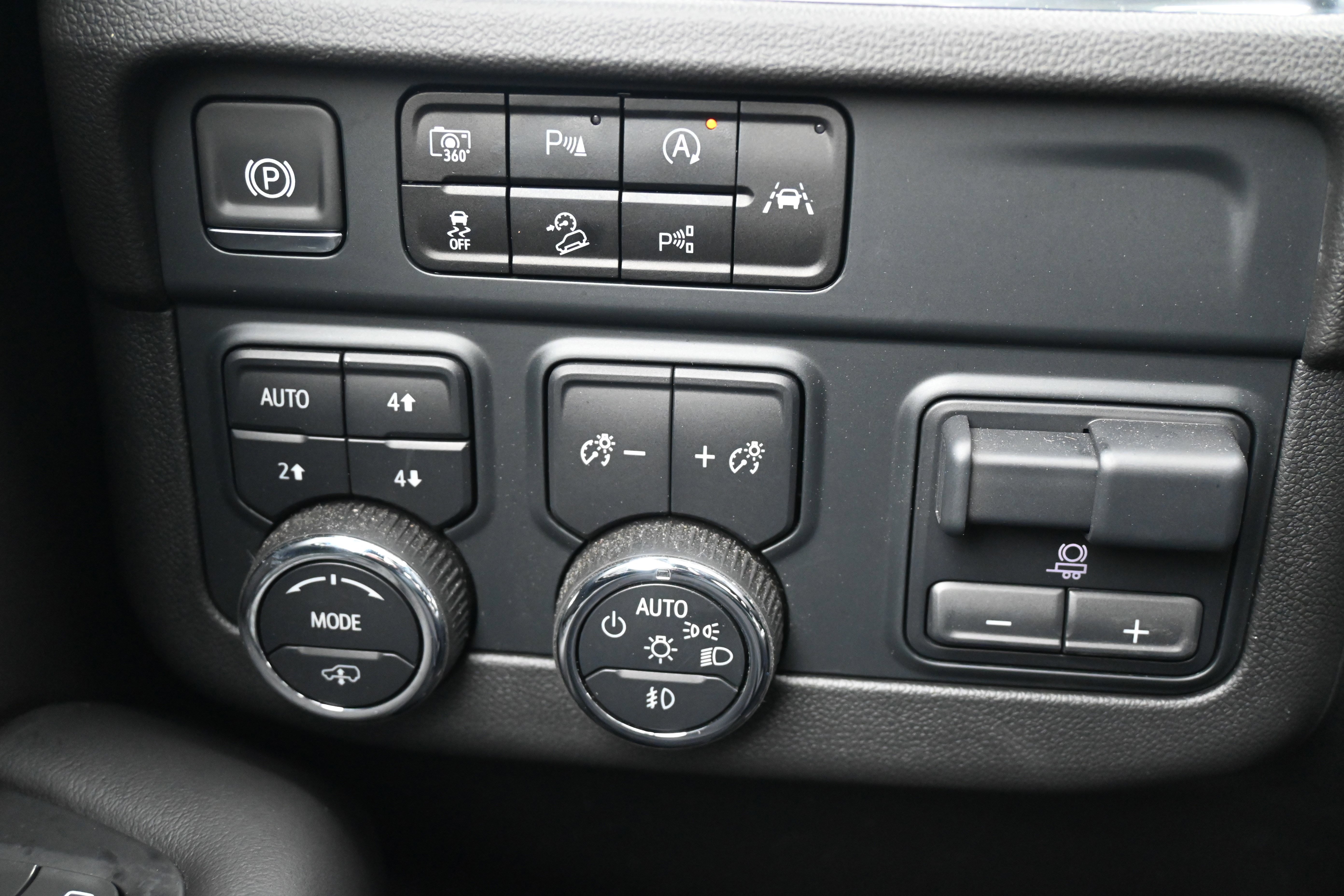 Used 2025 Chevrolet Tahoe Z71 w/ Z71 Off-Road Package image 32