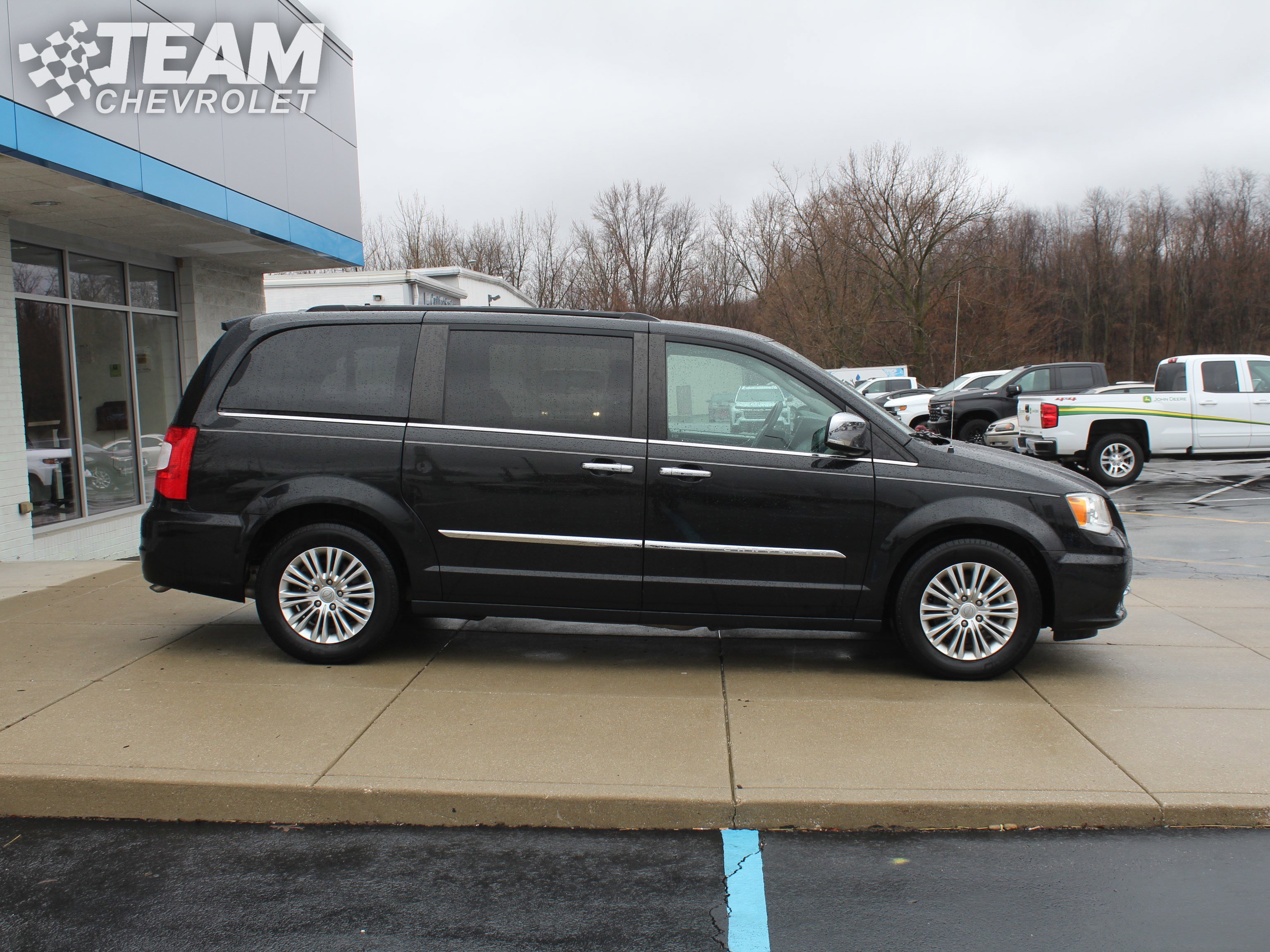 Used 2015 Chrysler Town & Country Touring-L w/ Driver Convenience Group image 3