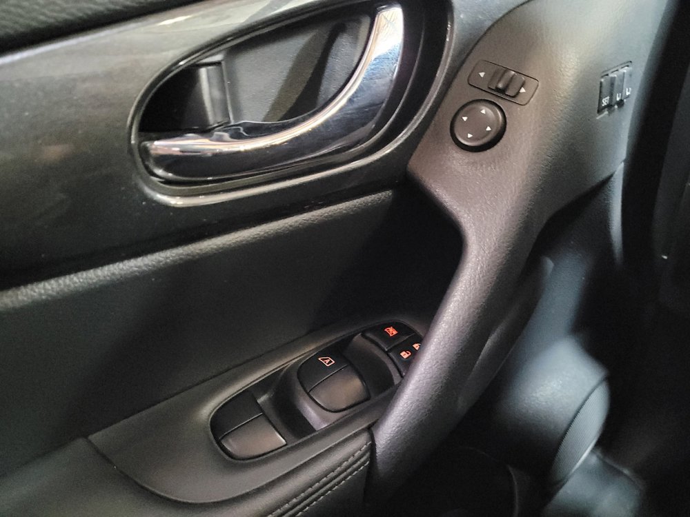Used 2018 Nissan Rogue SV w/ Premium Package FWD image 27
