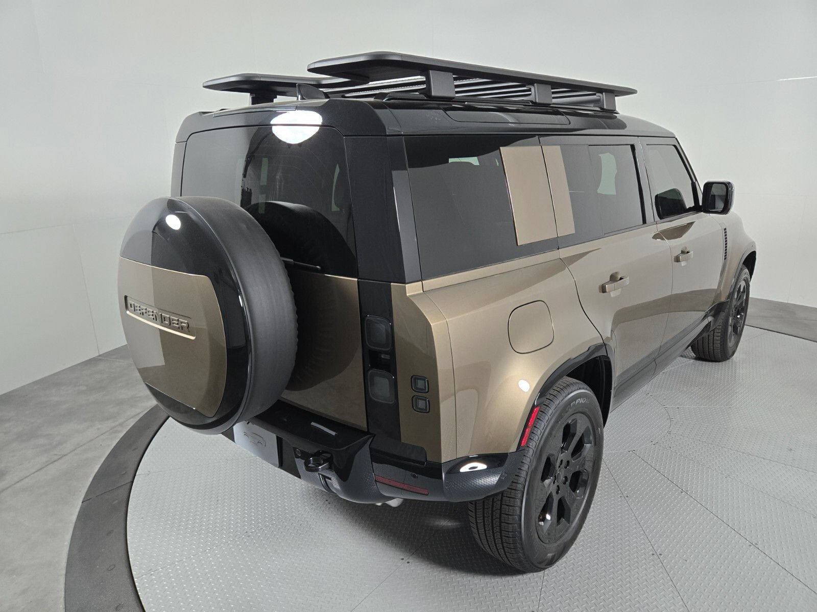 New 2026 Land Rover Defender 110 X-Dynamic SE AWD/4WD image 2