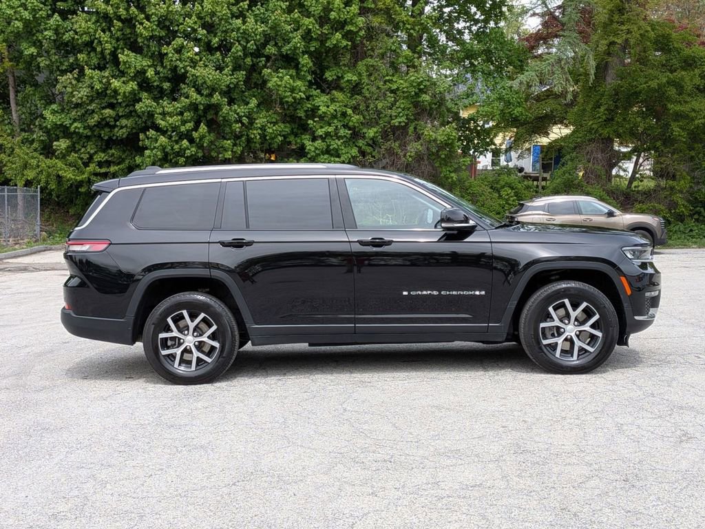 Used 2023 Jeep Grand Cherokee L Limited AWD/4WD image 2