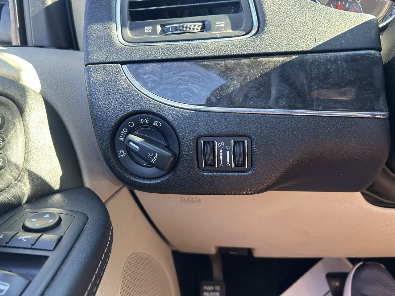 Used 2015 Chrysler Town & Country Limited Platinum FWD image 28