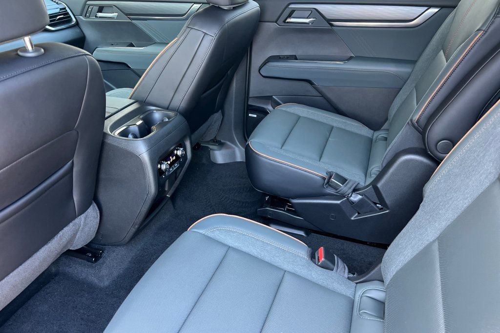 New 2026 GMC Acadia AT4 w/ Luxury Package AWD/4WD image 9