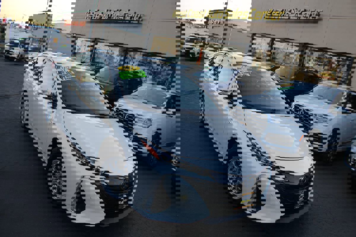 Used 2017 Toyota Prius Prime Premium image 34