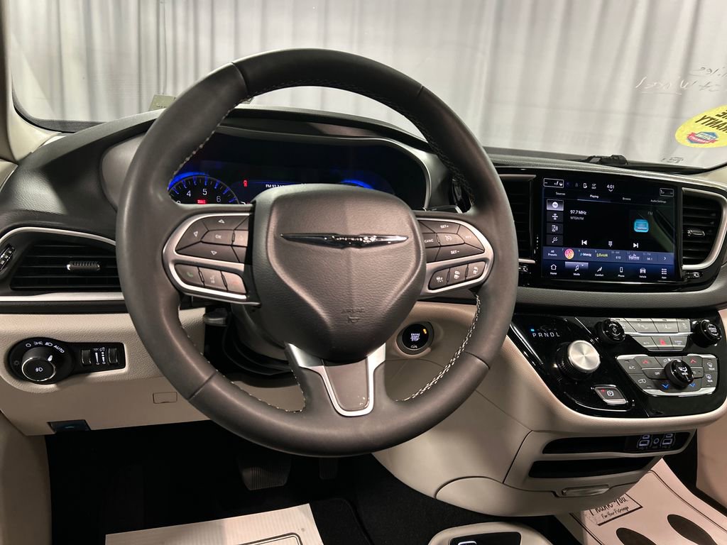 Used 2024 Chrysler Pacifica Touring-L FWD image 15