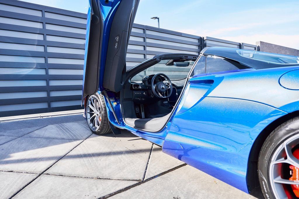 Used 2025 McLaren Artura Spider RWD image 37