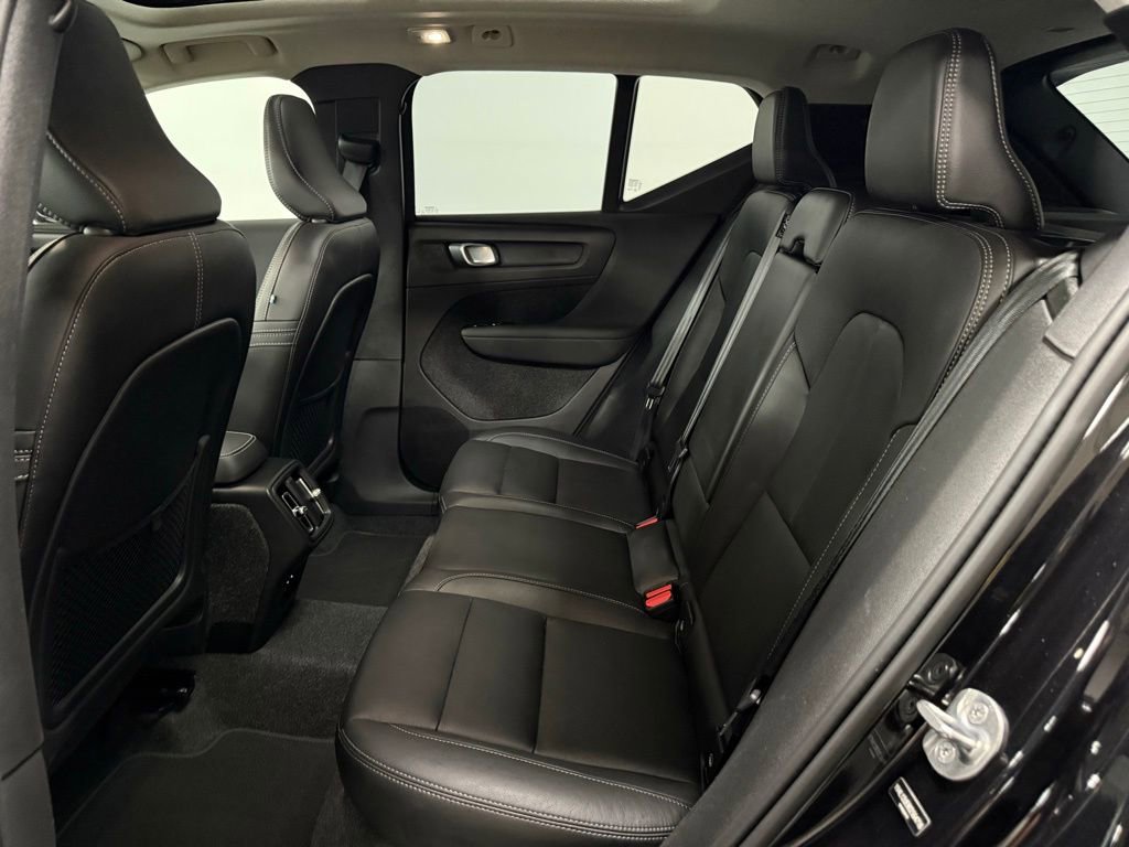 Used 2025 Volvo XC40 B5 Plus AWD/4WD image 17
