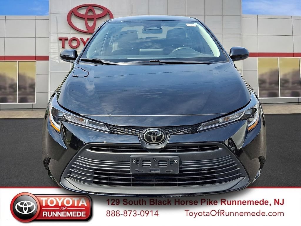 Certified 2025 Toyota Corolla LE FWD image 2