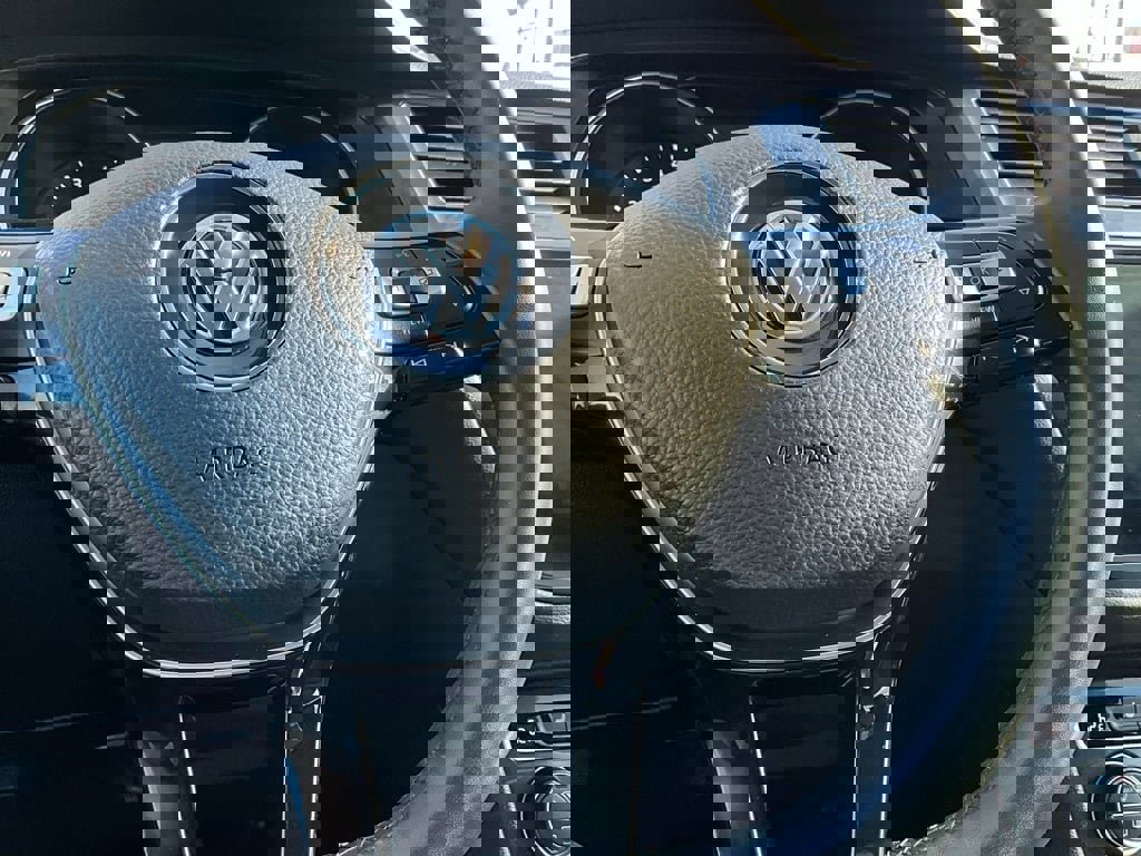 Used 2020 Volkswagen Tiguan SE w/ Panoramic Sunroof Package image 21