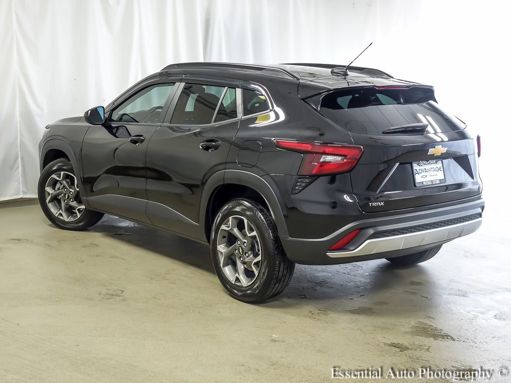 Used 2025 Chevrolet Trax LT FWD image 8