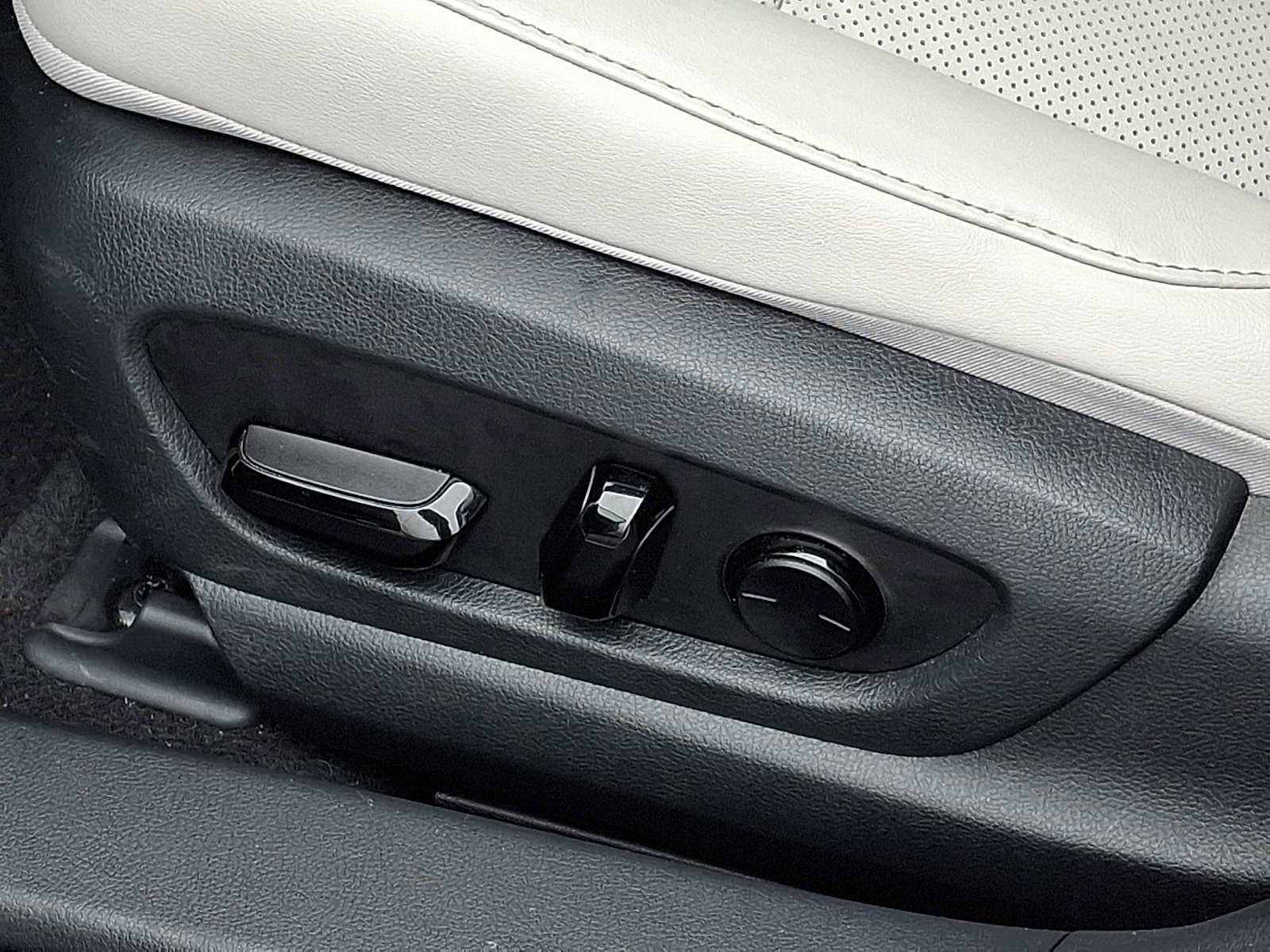 Used 2023 Lexus UX 250h FWD w/ Premium Package image 11