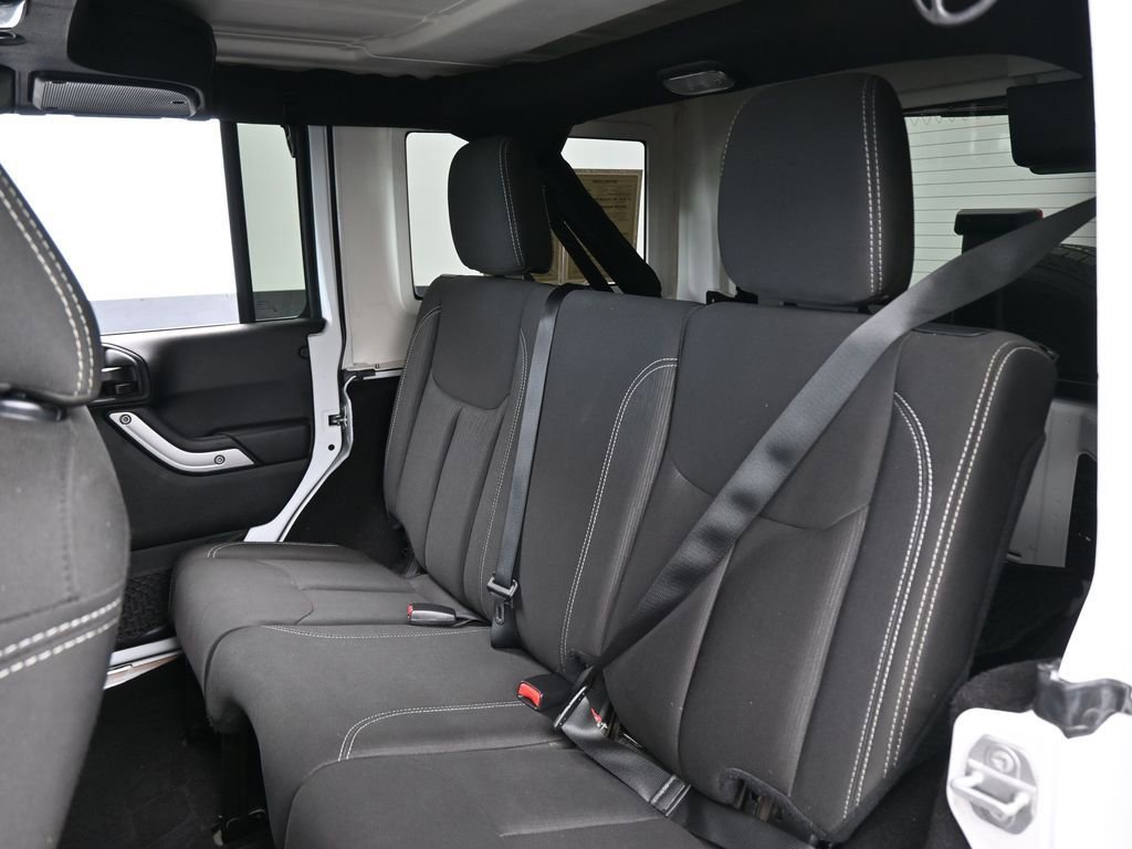 Used 2018 Jeep Wrangler Unlimited Sahara w/ Connectivity Group image 26