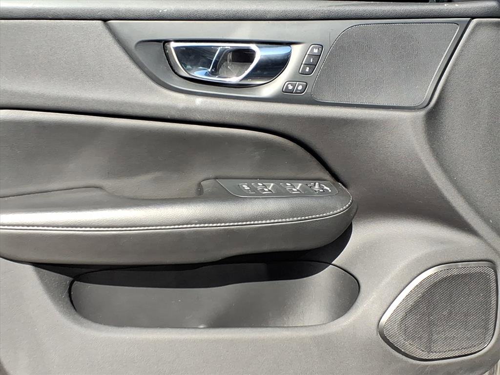 Used 2019 Volvo S60 T6 Momentum w/ Premium Package image 14